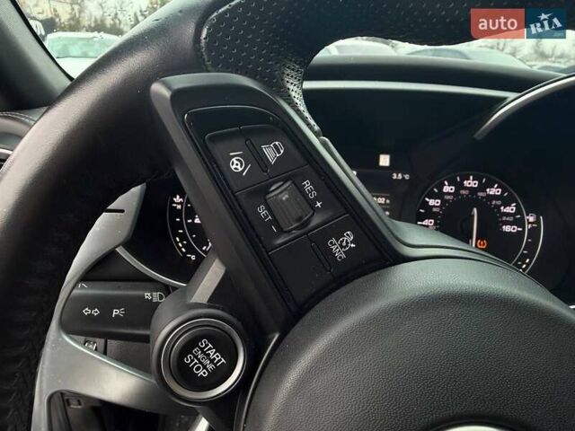 Белый Альфа Ромео Джулия, объемом двигателя 2 л и пробегом 37 тыс. км за 26500 $, фото 24 на Automoto.ua