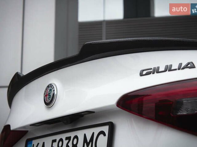 Білий Альфа Ромео Джулія, об'ємом двигуна 2 л та пробігом 21 тис. км за 25000 $, фото 45 на Automoto.ua