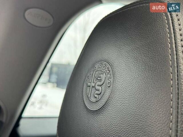 Белый Альфа Ромео Джулия, объемом двигателя 2 л и пробегом 105 тыс. км за 21990 $, фото 24 на Automoto.ua