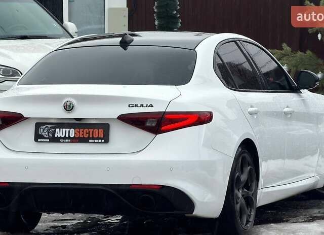 Белый Альфа Ромео Джулия, объемом двигателя 2 л и пробегом 37 тыс. км за 26500 $, фото 10 на Automoto.ua