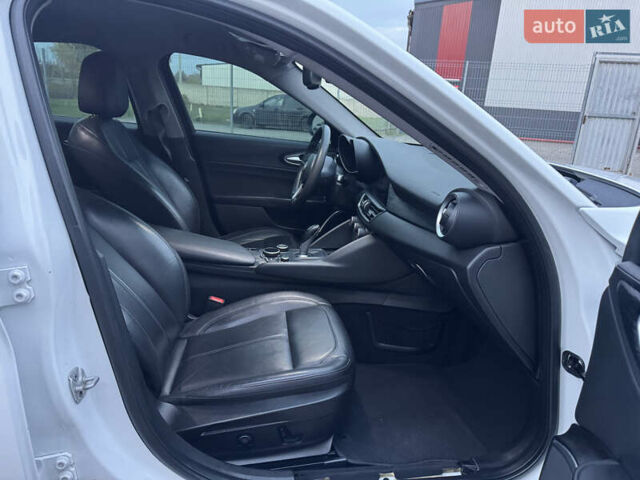 Альфа Ромео Джулия 2019 в Луцке на Automoto.ua Белый Альфа Ромео Джулия, объемом двигателя 2 л и пробегом 177 тыс. км за 15000 $, фото 22 на Automoto.ua