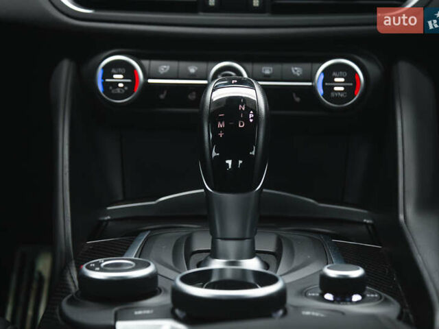 Білий Альфа Ромео Джулія, об'ємом двигуна 2 л та пробігом 21 тис. км за 25000 $, фото 23 на Automoto.ua