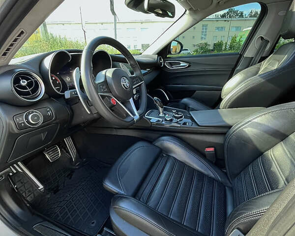 Білий Альфа Ромео Джулія, об'ємом двигуна 2 л та пробігом 103 тис. км за 22900 $, фото 19 на Automoto.ua