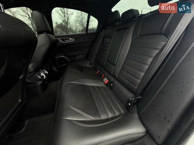 Белый Альфа Ромео Джулия, объемом двигателя 2 л и пробегом 37 тыс. км за 26500 $, фото 17 на Automoto.ua