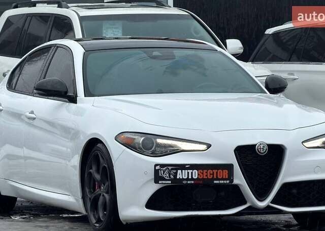 Белый Альфа Ромео Джулия, объемом двигателя 2 л и пробегом 37 тыс. км за 26500 $, фото 4 на Automoto.ua