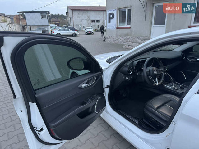 Альфа Ромео Джулия 2019 в Луцке на Automoto.ua Белый Альфа Ромео Джулия, объемом двигателя 2 л и пробегом 177 тыс. км за 15000 $, фото 15 на Automoto.ua
