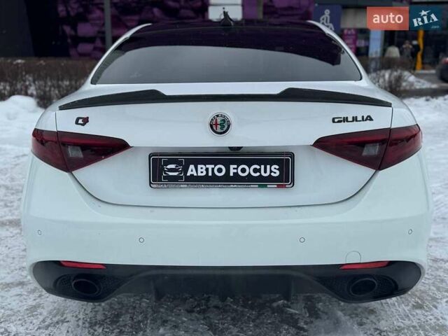 Белый Альфа Ромео Джулия, объемом двигателя 2 л и пробегом 105 тыс. км за 21990 $, фото 4 на Automoto.ua