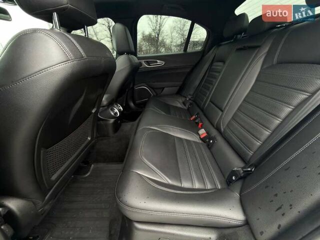 Белый Альфа Ромео Джулия, объемом двигателя 2 л и пробегом 37 тыс. км за 26500 $, фото 18 на Automoto.ua