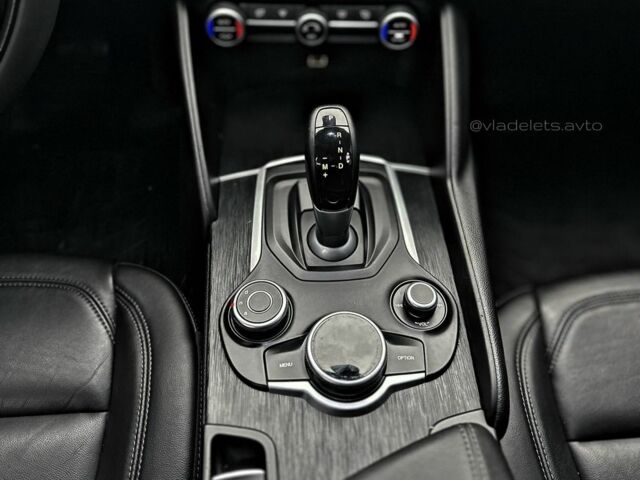 Білий Альфа Ромео Джулія, об'ємом двигуна 2 л та пробігом 109 тис. км за 19999 $, фото 14 на Automoto.ua