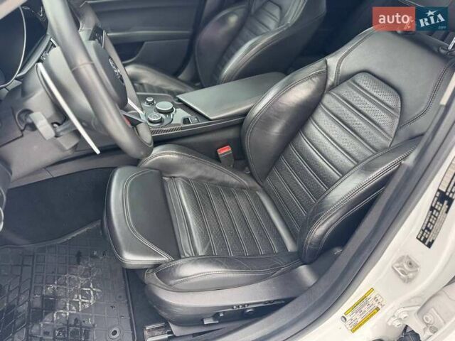 Белый Альфа Ромео Джулия, объемом двигателя 2 л и пробегом 105 тыс. км за 21990 $, фото 7 на Automoto.ua