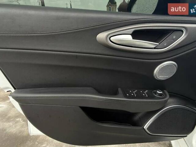 Белый Альфа Ромео Джулия, объемом двигателя 2 л и пробегом 37 тыс. км за 26500 $, фото 31 на Automoto.ua