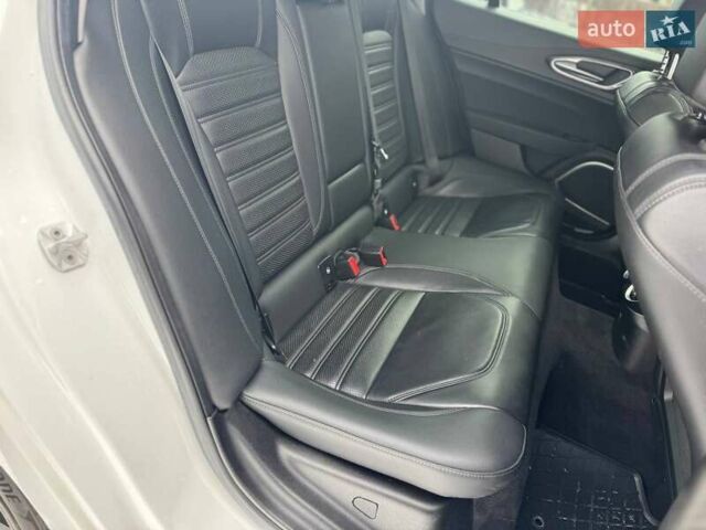 Белый Альфа Ромео Джулия, объемом двигателя 2 л и пробегом 105 тыс. км за 21990 $, фото 9 на Automoto.ua