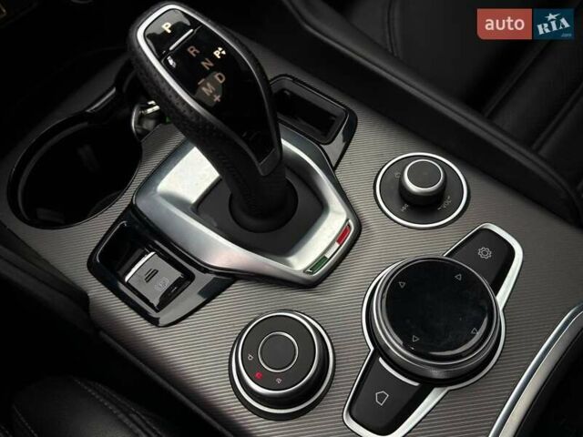 Белый Альфа Ромео Джулия, объемом двигателя 2 л и пробегом 37 тыс. км за 26500 $, фото 29 на Automoto.ua