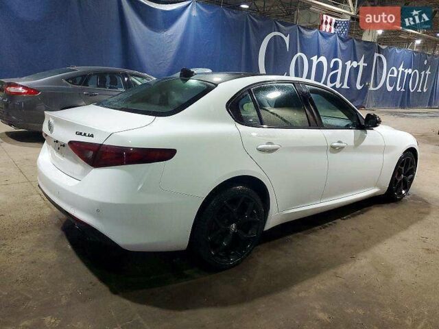 Білий Альфа Ромео Джулія, об'ємом двигуна 2 л та пробігом 77 тис. км за 4500 $, фото 2 на Automoto.ua