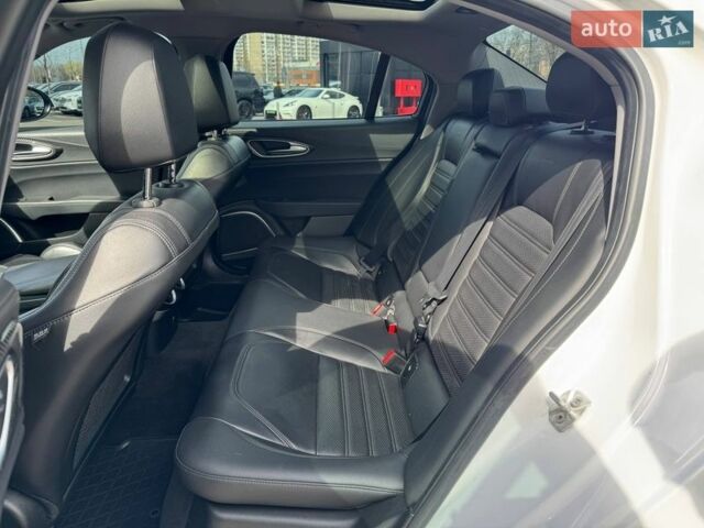 Белый Альфа Ромео Джулия, объемом двигателя 2 л и пробегом 105 тыс. км за 17990 $, фото 12 на Automoto.ua