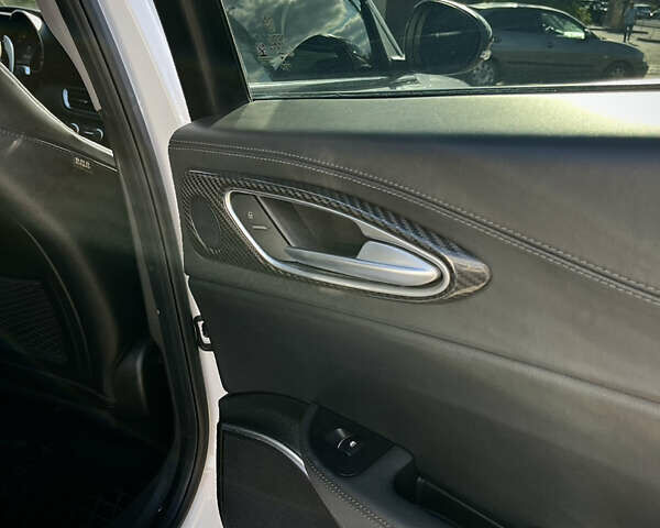 Білий Альфа Ромео Джулія, об'ємом двигуна 2 л та пробігом 103 тис. км за 22900 $, фото 28 на Automoto.ua