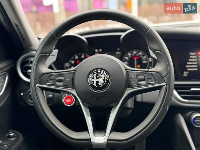 Белый Альфа Ромео Джулия, объемом двигателя 2 л и пробегом 105 тыс. км за 21990 $, фото 17 на Automoto.ua