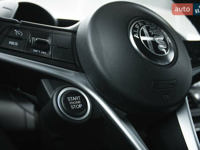 Белый Альфа Ромео Джулия, объемом двигателя 2 л и пробегом 21 тыс. км за 25500 $, фото 16 на Automoto.ua