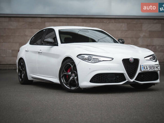 Білий Альфа Ромео Джулія, об'ємом двигуна 2 л та пробігом 21 тис. км за 25000 $, фото 1 на Automoto.ua