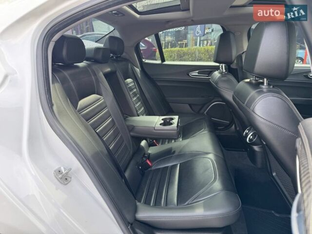 Белый Альфа Ромео Джулия, объемом двигателя 2 л и пробегом 105 тыс. км за 17990 $, фото 14 на Automoto.ua