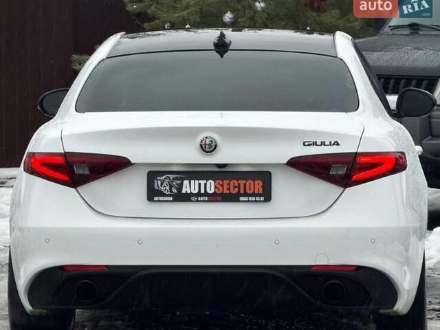 Белый Альфа Ромео Джулия, объемом двигателя 2 л и пробегом 37 тыс. км за 26500 $, фото 8 на Automoto.ua