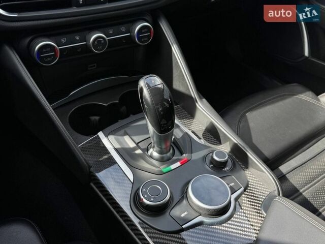 Белый Альфа Ромео Джулия, объемом двигателя 2 л и пробегом 105 тыс. км за 17990 $, фото 33 на Automoto.ua