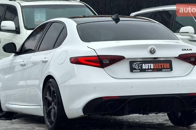 Белый Альфа Ромео Джулия, объемом двигателя 2 л и пробегом 37 тыс. км за 26500 $, фото 6 на Automoto.ua