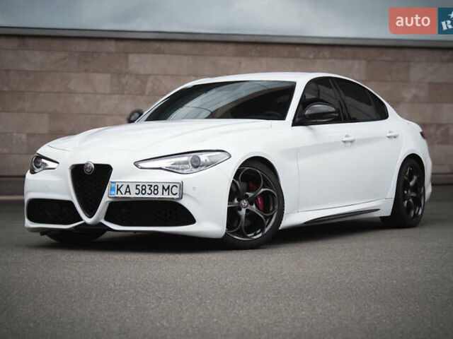 Белый Альфа Ромео Джулия, объемом двигателя 2 л и пробегом 21 тыс. км за 25500 $, фото 5 на Automoto.ua