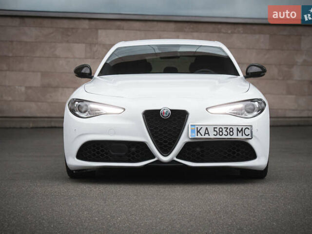 Белый Альфа Ромео Джулия, объемом двигателя 2 л и пробегом 21 тыс. км за 25500 $, фото 6 на Automoto.ua