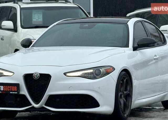 Белый Альфа Ромео Джулия, объемом двигателя 2 л и пробегом 37 тыс. км за 26500 $, фото 2 на Automoto.ua