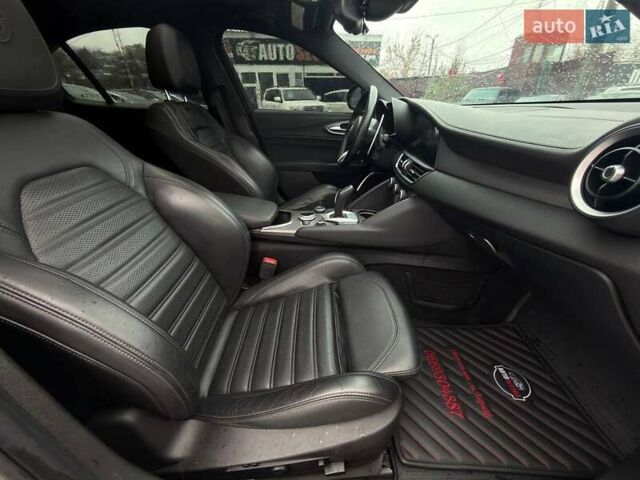 Белый Альфа Ромео Джулия, объемом двигателя 2 л и пробегом 37 тыс. км за 26500 $, фото 22 на Automoto.ua