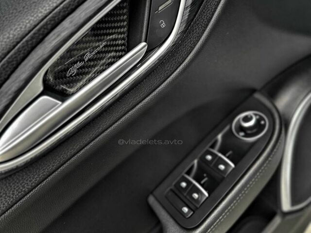 Білий Альфа Ромео Джулія, об'ємом двигуна 2 л та пробігом 109 тис. км за 19999 $, фото 9 на Automoto.ua