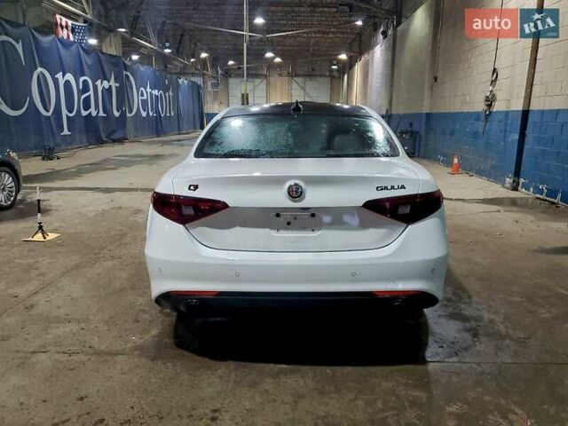 Белый Альфа Ромео Джулия, объемом двигателя 0 л и пробегом 123 тыс. км за 3400 $, фото 5 на Automoto.ua