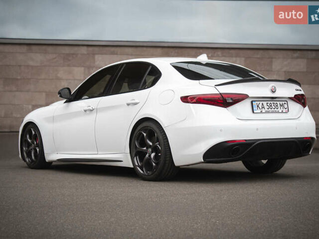 Белый Альфа Ромео Джулия, объемом двигателя 2 л и пробегом 21 тыс. км за 25500 $, фото 4 на Automoto.ua