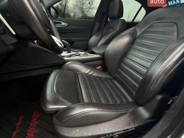 Белый Альфа Ромео Джулия, объемом двигателя 2 л и пробегом 37 тыс. км за 26500 $, фото 16 на Automoto.ua