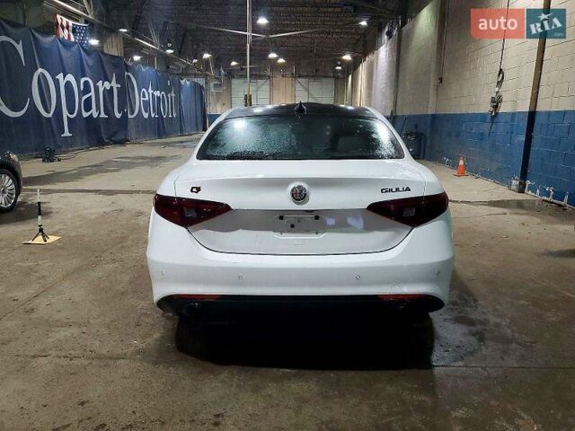 Білий Альфа Ромео Джулія, об'ємом двигуна 2 л та пробігом 77 тис. км за 4500 $, фото 5 на Automoto.ua