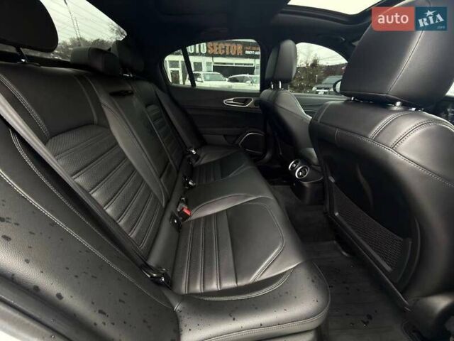 Белый Альфа Ромео Джулия, объемом двигателя 2 л и пробегом 37 тыс. км за 26500 $, фото 19 на Automoto.ua