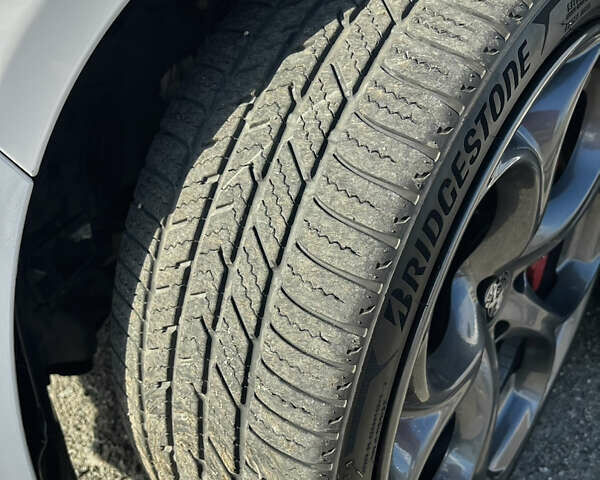 Білий Альфа Ромео Джулія, об'ємом двигуна 2 л та пробігом 103 тис. км за 22900 $, фото 17 на Automoto.ua