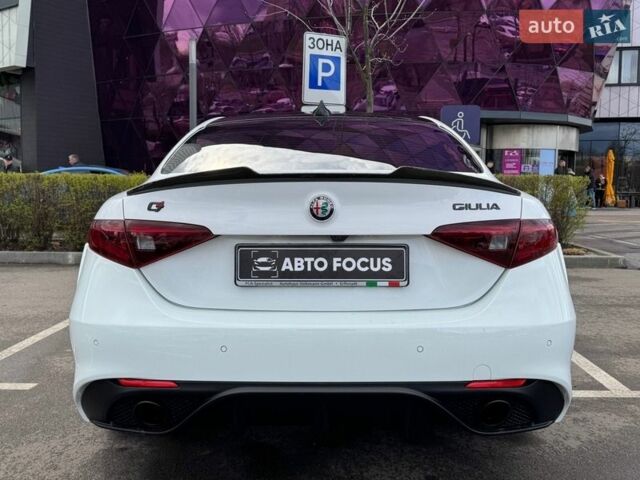 Белый Альфа Ромео Джулия, объемом двигателя 2 л и пробегом 105 тыс. км за 17990 $, фото 6 на Automoto.ua