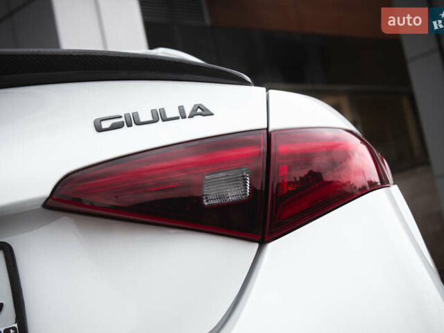 Білий Альфа Ромео Джулія, об'ємом двигуна 2 л та пробігом 21 тис. км за 25000 $, фото 46 на Automoto.ua