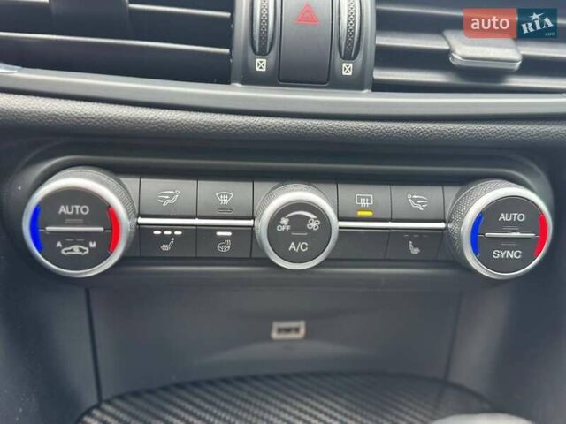 Белый Альфа Ромео Джулия, объемом двигателя 2 л и пробегом 105 тыс. км за 21990 $, фото 23 на Automoto.ua