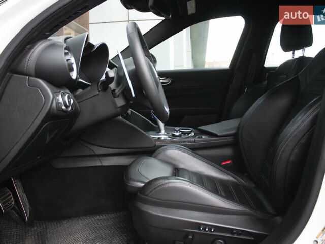 Белый Альфа Ромео Джулия, объемом двигателя 2 л и пробегом 21 тыс. км за 25500 $, фото 8 на Automoto.ua