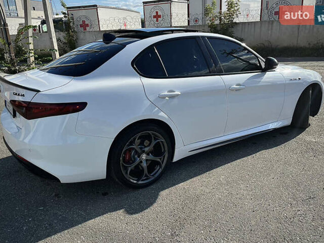 Білий Альфа Ромео Джулія, об'ємом двигуна 2 л та пробігом 103 тис. км за 22900 $, фото 2 на Automoto.ua