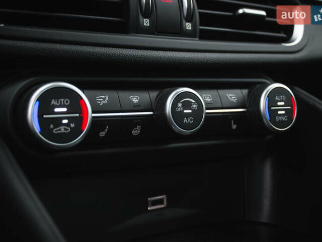 Белый Альфа Ромео Джулия, объемом двигателя 2 л и пробегом 21 тыс. км за 25500 $, фото 22 на Automoto.ua