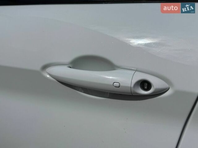 Белый Альфа Ромео Джулия, объемом двигателя 2 л и пробегом 105 тыс. км за 17990 $, фото 9 на Automoto.ua