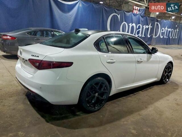 Белый Альфа Ромео Джулия, объемом двигателя 0 л и пробегом 123 тыс. км за 3400 $, фото 2 на Automoto.ua