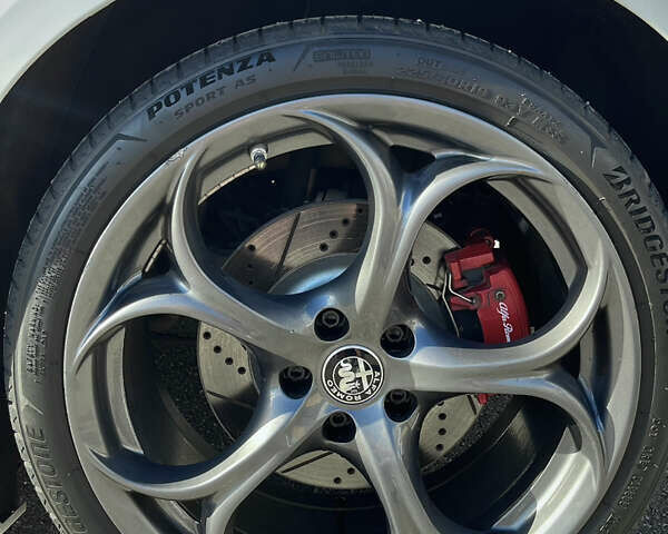 Білий Альфа Ромео Джулія, об'ємом двигуна 2 л та пробігом 103 тис. км за 22900 $, фото 14 на Automoto.ua