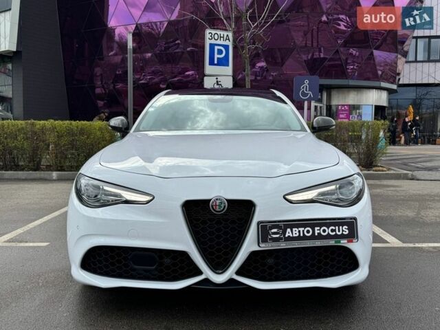 Белый Альфа Ромео Джулия, объемом двигателя 2 л и пробегом 105 тыс. км за 17990 $, фото 2 на Automoto.ua