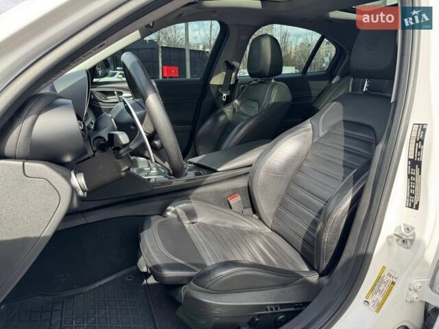 Белый Альфа Ромео Джулия, объемом двигателя 2 л и пробегом 105 тыс. км за 17990 $, фото 10 на Automoto.ua