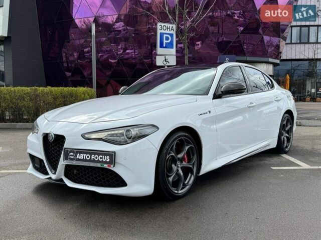 Белый Альфа Ромео Джулия, объемом двигателя 2 л и пробегом 105 тыс. км за 17990 $, фото 3 на Automoto.ua